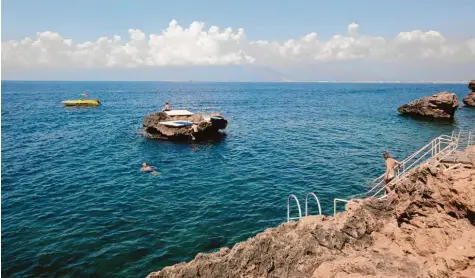  ?? Archivfoto: Nicole Prestle ?? Am Strand von Antalya lockt das klare Meer, doch vielen Deutschtür­ken verleiden Aussagen der Regierung den Urlaub.