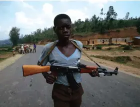  ??  ?? A child soldier in Rwanda, 1994.