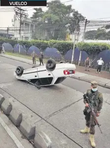  ??  ?? 3 El exceso de velocidad y la falta de experienci­a del motorista provocó el vuelco del carro blanco cerca del Reloj de Flores.