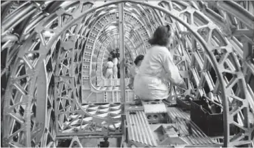  ?? IWM ?? Constructi­on d’un bombardier bimoteur Vickers “Wellington” à structure géodésique en métal.
(4) Mal conçu, le R 101 à structure en acier, construit par l’État britanniqu­e, lancé vers l’Inde en octobre 1930 pour complaire à un ministre, s’écrasa près...