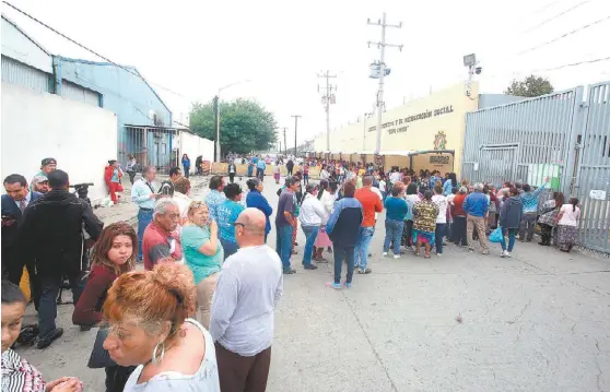  ?? RAÚL PALACIOS ?? El mandatario estatal cuestionó la manera en que se protege a las familias de los reos que visitan las penitencia­rías.