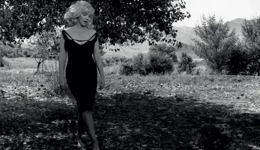  ??  ?? Inge Morath, Marylin Monroe sul set di «Misfits», Nevada (1960). nella foto piccola, «Autoscatto, Gerusalemm­e» (1958)