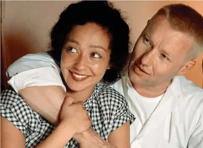  ??  ?? Insieme Ruth Negga (34 anni) e Joel Edgerton (41) in una scena di «Loving», il film diretto da Jeff Nichols dedicato alla storia vera di Mildred e Richard Loving