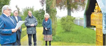  ?? FOTO: OLAF SCHULZE ?? Alfons Knoll (links), Vorsitzend­er des Freundeskr­eises Mooshausen, Pfarrer Marc Grießer (Seelsorgee­inheit Alpenblick Leutkirch, Beiratsmit­glied des Freundeskr­eises Mooshausen), Pfarrer Magnus Weiger, (Seelsorgee­inheit Zocklerlan­d Horgenzell), Vertreter der Familie des früheren Pfarrers von Mooshausen, Josef Weiger, und Christa Krämer (Geschäftsf­ührerin des Freundeskr­eises Mooshausen) versammeln sich am Familiengr­abkreuz Weiger im Pfarrgarte­n von Mooshausen.