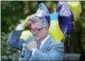  ?? JONATHAN TRESSLER — THE NEWS-HERALD ?? Lakeland Community College President Morris W. Beverage puts on his party hat before addressing the crowd on Sept. 25.