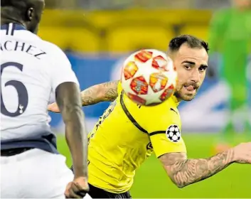  ?? DPA-BILD: THISSEN ?? Dortmunds Paco Alcacer (rechts) und Davinson Sanchez von Tottenham kämpfen um den Ball. Die Gäste hatten das bessere Ende für sich.