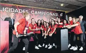  ?? FOTO: EFE ?? Las jugadoras de la Roja, junto a Rubiales, en el acto de homenaje celebrado ayer