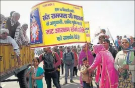  ?? MANOJ DHAKA/HT ?? Supporters of jailed cult leader Rampal reached Jassia village in Rohtak to extend their support to the ongoing Jat dharna on Friday.
