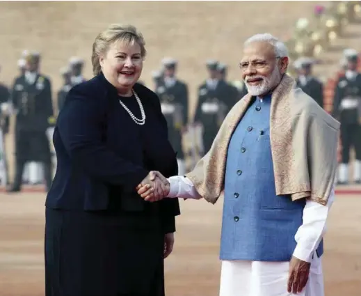  ?? MANISH SWARUP/AP/NTB SCANPIX ?? Statsminis­ter Erna Solberg møtte Indias statsminis­ter Narendra Modi i New Delhi i går. Tilsammen styrer de to lederne over en befolkning på 1,3 milliarder mennesker.