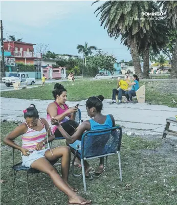  ??  ?? Ddomingo En un parque, a las afueras de La Habana, ciudadanos se benefician de servicio de conexión inalámbric­a a internet (WIFI). La imagen fue captada el 24 de marzo de 2016. El 6 de diciembre pasado se inició la opción de internet en teléfonos móviles con tecnología 3G.