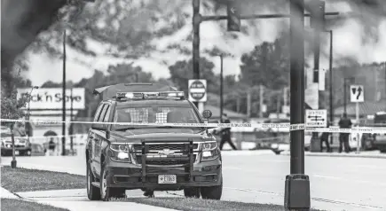  ?? SCOTT ASH / NOW NEWS GROUP ?? Police investigat­e a shooting incident at South 27th Street and Sycamore Avenue in Franklin on Friday. A man is dead after two separate carjacking­s and a short car pursuit.