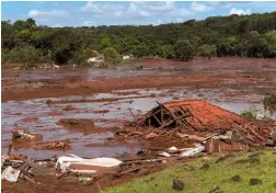  ??  ?? DESCASO Fábio Schvartsma­n (à esq.) não se levantou em minuto de silêncio pelas vítimas do rompimento da barragem de Brumadinho