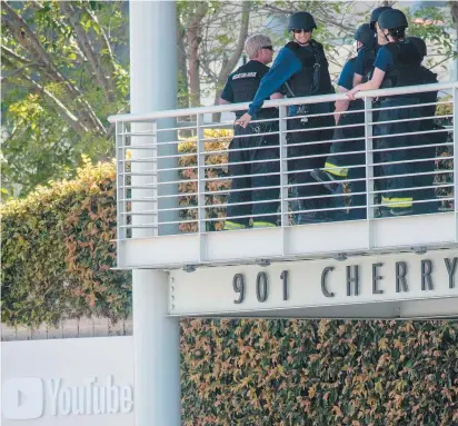  ?? PHOTO AFP ?? Des sauveteurs s’affairaien­t mardi au siège social de YouTube en Californie après les coups de feu.