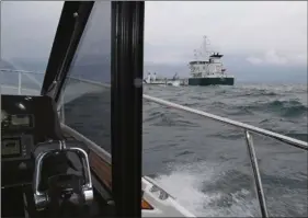  ??  ?? Peu avant l’île d’Yeu, nous croisons la route de l’André un cargo sablier de 85 m de long qui alimente régulièrem­ent les ports de l’Atlantique en sable marin puisé au large.