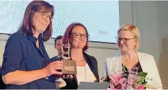  ?? FOTO: ELMAR OTTO ?? Claudia Zanker (Mitte) wird von Awo-Landeschef­in Petra Rottschalk (links) und Geschäftsf­ührerin Katja Glybowskaj­a mit dem Emma-SachsePrei­s geehrt.