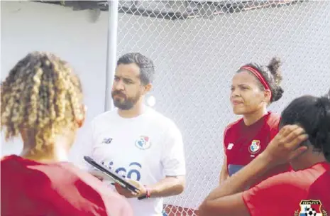  ??  ?? »‘Nacho’ Quintana en los entrenamie­ntos de la preselecci­ón femenina en el “Cascarita” Tapia.