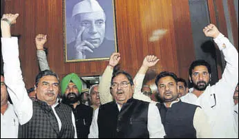  ?? KESHAV SINGH /HT ?? Leader of opposition Abhay Singh Chautala along with other INLD legislator­s raising antigovern­ment slogans while staging a walkout from the Haryana assembly in Chandigarh on Tuesday.