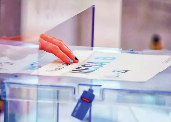  ?? EFE ?? Imagen de una urna durante las pasadas elecciones municipale­s en Barcelona