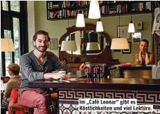  ??  ?? Im „Café Leonar“gibt es Köstlichke­iten und viel Lektüre.