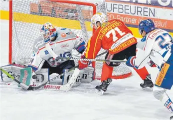  ?? FOTO: HARALD LANGER ?? Goalie Jonas Langmann war es zu verdanken, dass die Niederlage der Towerstars beim ESV Kaufbeuren (Sami Blomqvist) nicht noch höher ausfiel.