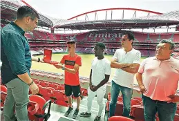  ??  ?? MOMENTOS. Depois de terem vencido em Alcochete, os juvenis fizeram a guarda de honra ao Sporting, bicampeão nacional; ontem, na Luz, o capitão Tiago Dantas recebeu das mãos do subeditor Nuno Martins o Prémio Fair Play do nosso jornal