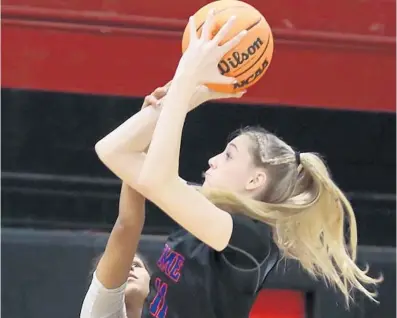  ?? STEPHEN M. DOWELL/ORLANDO SENTINEL ?? Rising senior girls basketball player Chloe Kitts, a top college recruit, has transferre­d to Orlando Faith Christian Academy after playing her sophomore and junior seasons at DME Academy in Daytona Beach.