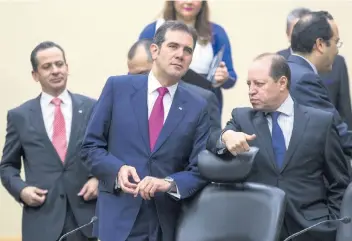  ??  ?? El consejero presidente del Instituto Nacional Electoral, Lorenzo Córdova, y el consejero electoral Marco Antonio Baños, ayer durante la sesión del órgano en la que se discutió el tema del acuerdo con la red social Facebook.