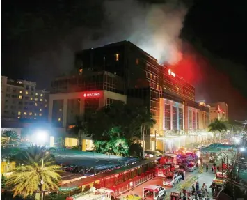  ?? Foto: Bullit Marquez/AP/dpa; Noel Celis, afp; Southern Police District, afp ?? Rauch über dem Hotel und Casinokomp­lex „Resorts World“in Manila. Hier starben in der Nacht zum Freitag mindestens 37 Men schen – durch Rauchvergi­ftung.