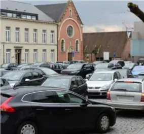  ?? FOTO MIA UYDENS ?? De drukte in het centrum van Zoersel is soms bijna niet te harden: 15.000 voertuigen per dag.