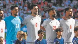  ?? // AFP ?? Los jugadores de Irán cantan el himno