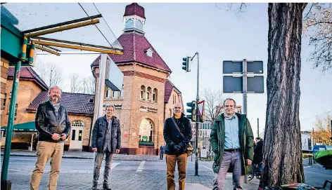 ??  ?? Georg Eiker, Richard Riekenbrau­k, Marcus Dinslage und Markus Loh (v.l.) vom VVV haben Ideen für den Belsenplat­z.