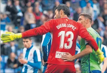  ??  ?? Diego López y Joaquín discrepan por un penalti, en el Espanyol-Betis de la temporada 2018-19.