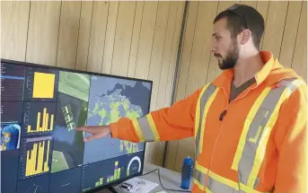  ?? - Acadie Nouvelle: Jean-François Boisvert ?? Les travaux d’arrosage de la tordeuse du bourgeon de l’épinette sont suivi avec une très grande précision. Sur la photo, Peter Keddy de la Forest Protection Limited.