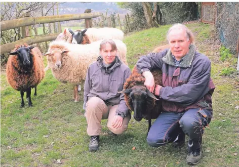  ?? FOTO: ROLAND KEUSCH ?? Alexandra und Armin Reinartz haben derzeit fünf Ostfriesis­che Milchschaf­e. Vielleicht zieht im Herbst auch wieder ein Bock in den Stall ein.