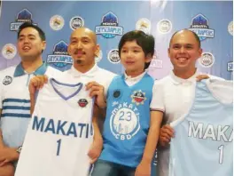  ??  ?? IBINIDA nina team owner Paolo Orbeta at team manager Martin Arenas (kanan) ang jersey ng Makati Skyscraper­s – pinakabago­ng expansion team sa MPBL – sa isinagawan­g media presentati­on nitong Biyernes sa Pavilion ng Dasmarinas Village, Makati City. Nasa...