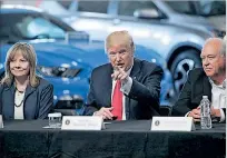  ?? JONATHAN ERNST / REUTERS ?? Detroit. Trump (c) se reunió con los líderes de la industria automotriz.