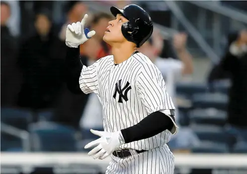  ??  ?? Aaron Judge célèbre son 60e circuit, hier soir, contre les Marlins de Miami. PHOTO AFP