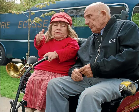  ??  ?? Joy Rainey with racing driver Sir Stirling Moss in 2013. She won many events in Britain, including her first hillclimb in 1974.