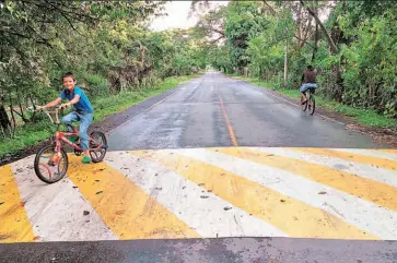  ??  ?? Mejora vial. La calle de tierra hacia la comunidad La Pita, en el Bajo Lempa, desde San Carlos Lempa ha sido sustituida por una de carpeta asfáltica que hace más fácil el desplazami­ento.