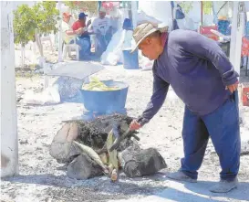  ??  ?? Venta de elotes tatemados a las afueras del Parque Nacional Raymundo.