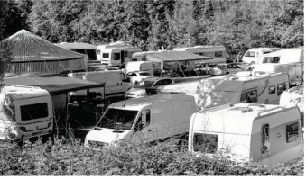  ??  ?? Plus de 150 caravanes ont tenté de s’installer sur le Pré Manche. La moitié d’entre elles ont finalement occupé le parking de la Collégiale pendant une semaine.