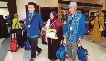  ??  ?? MUHAMMAD Ramdan bersama ibu bapanya.