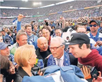  ?? FOTO: DPA ?? MSV-Ikone Bernard Dietz (im Interview) feiert 2017 mit Fans im Duisburger Stadion den Aufstieg in die zweite Bundesliga nach dem entscheide­nden 3:1-Sieg gegen Holstein Kiel am 37. Spieltag der dritten Liga.