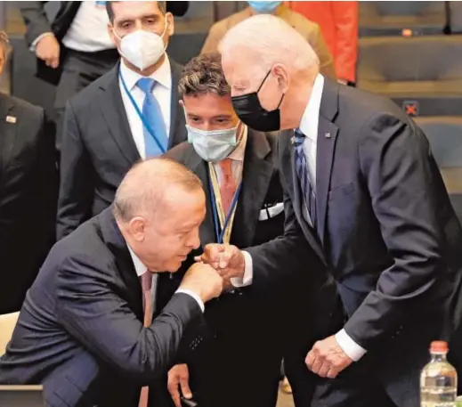  ?? // REUTERS ?? Biden y Erdogan se saludan al comienzo de la sesión plenaria de la cumbre de la OTAN