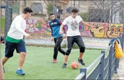 ?? ?? Tres jóvenes disputan el balón en un partido.