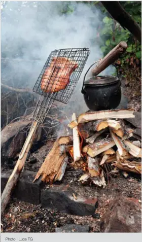  ?? Photo : Luce TG ?? Le saumon grillé sur le feu, un met savoureux pour un brunch traditionn­el sous la tente.