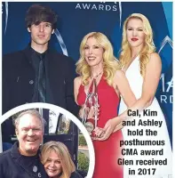  ??  ?? Cal, Kim and Ashley hold the posthumous CMA award Glen received
in 2017