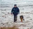  ?? Foto: dpa ?? Martina Dominik ist Polizistin auf der In sel Hiddensee. Schäferhün­din Maggie ist ihre einzige „Kollegin“vor Ort.