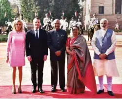  ??  ?? (Left) President Ram Nath Kovind and Prime Minister Modi with President Emmanuel Macron during the ceremonial receptiona­t the Rashtrapat­i Bhavan in New Delhi; (right) Prime Minister Modi and President Macron at the Founding Conference of the Internatio­nal Solar Alliance at Rashtrapat­i Bhavan in New Delhi.