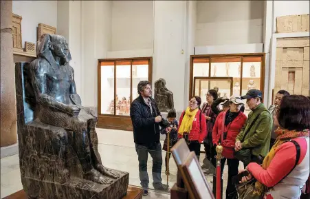  ?? XINHUA ?? An Egyptian guide explains nuances to visiting Chinese tourists at the Egyptian Museum in Cairo, capital of Egypt.
